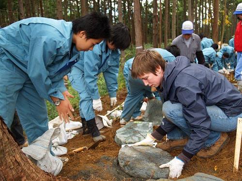 Vaughn Bell holds a workshop with Josei Highschool students at Oawayama mountain.©KAIR/Vaugn Bell