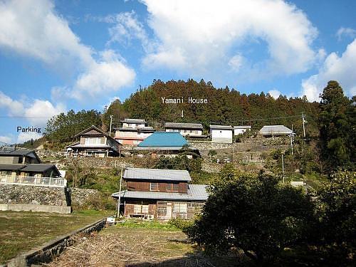 At 200m above sea level, it stands on a slope overlooking the Akui River.
