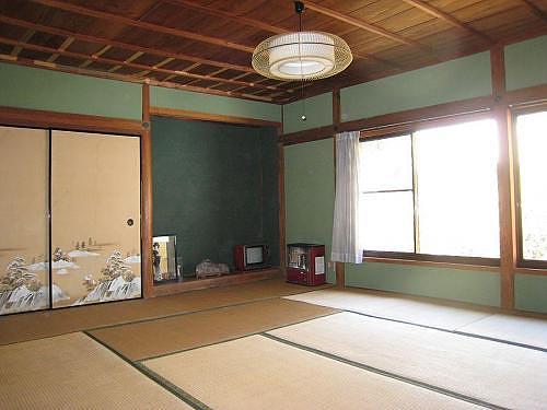 The east room has an alcove. Good sunlight here – a bright room.