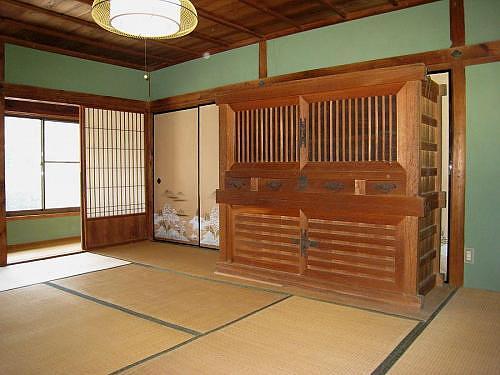 In the middle room, the old chest of drawers gives it a nice old-fashioned atmosphere.
