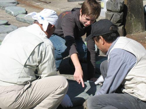 サポーターの森さんと石の向きについて相談 Mr. Higashi from Higashi Sekizai consults with supporter Mr. Mori about the placement of the rocks