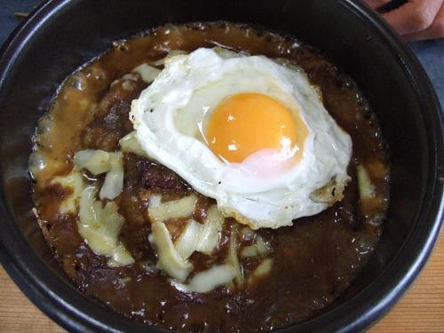 A new menu item, stone bowl curry rice for 700 yen. It's made of homemade curry with plenty of barbecue beef. The melting cheese is the icing on the cake. Comes with a side of ham salad. 