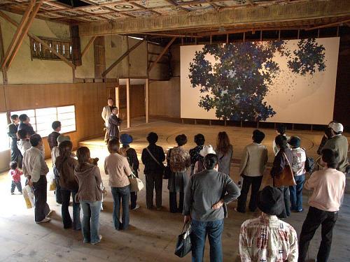 Viewing Satoshi Uchiumi's work at the Yorii-za Theater during the 2007 art tour