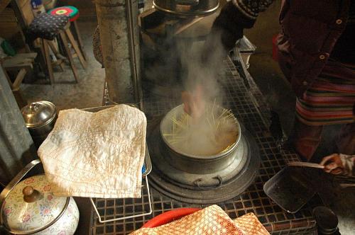 Making spaghetti in the wood-fired rice cooker