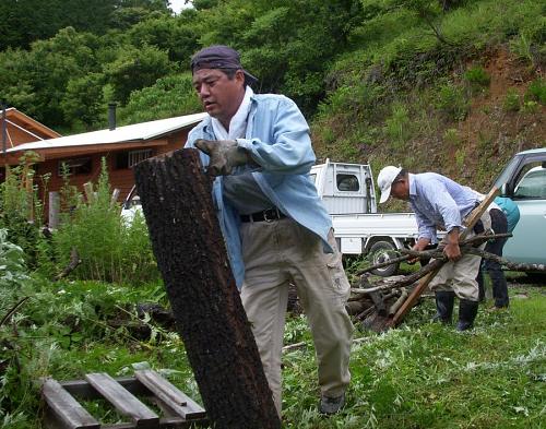 From the afternoon, we switched locations and worked on preparing the Chan Tak yard for the coming concert. First-timer Mr. Miyamoto stepped in at the front lines, surefooted and with a headful of knowledge.