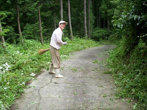 Who should this broom-wielding man be but Nikolai. He said he couldn't just let them lie on the road, and swept away the chestnut branches and leftover grass clippings.