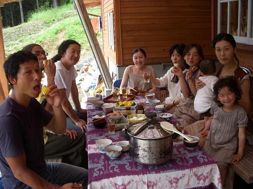 It tastes better when we all eat together! It felt like a big family gathering. 