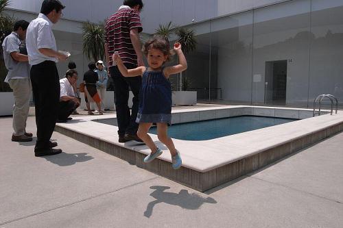 And... blastoff! Kamiyama  may have Attard's Pond, but Kanazawa has Leandro’s Pool! It's an installation piece in the courtyard of the 21st Century Museum of Contemporary Art.