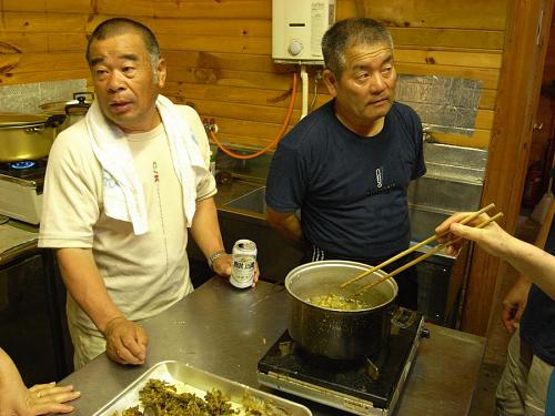 Mr. Hibino (right) and Mr. Yamada (left) who were the instructors for the fishing event. Here, they are instructing on how to make fried fishlets. If you ask them about fish, you'll never be able to shut them up.  