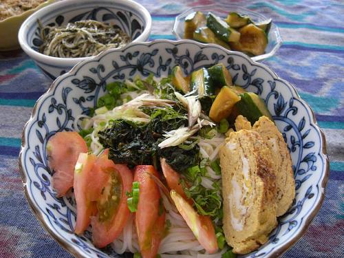 We had a lazy Tuesday lunch of ChanCafe special bukkake somen noodles. Plenty of fresh vegetables and fried egg, it was a mini feast. 