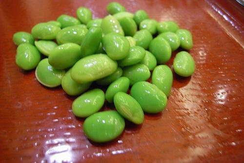 There's a new kaiten sushi place near Tokushima Station. It's one step above the place we usually go to. Sofie had egg sushi and a serving of edamame beans. The ones she couldn't eat, she shelled them and took a picture of the little hill of beans. (photo: Sofie)