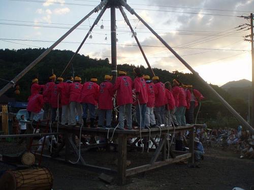 Kamiyama's first Bo-Tsuki festival in 38 years! A team of men use ropes to hoist a log up and down, pounding the ground until it is flat and solid. This used to be a prelimary step to erecting a building, and it was made into a sort of contest, with different teams competing at Bo-Tsuki festivals. 