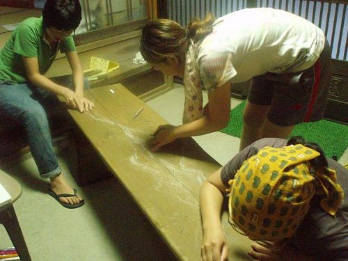 Carving an image of the horizon into a bench for the viewpoint on Oawa-yama.