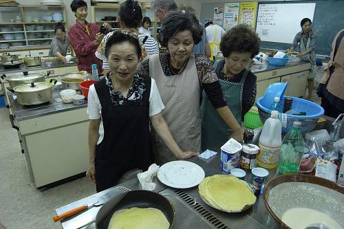The Kamiyama ladies study Andrea's cooking technique