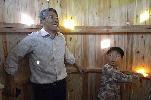 Chairman Ominami gleefully immerses himself in Aki Rika’s sculpture.
