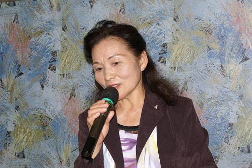 Hiroko sings.