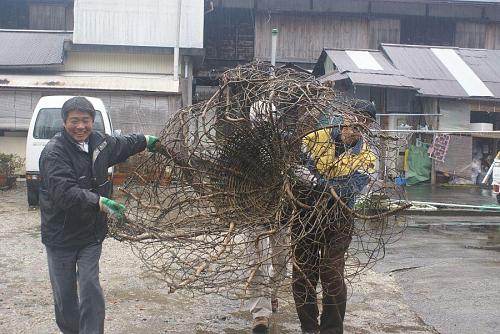 We brought the kazura works from Shimobun Atelier in the rain