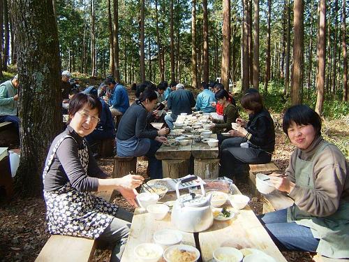 Mr. Ominami's wife who made lunch for us, and Green Valley's Satchan on the right.