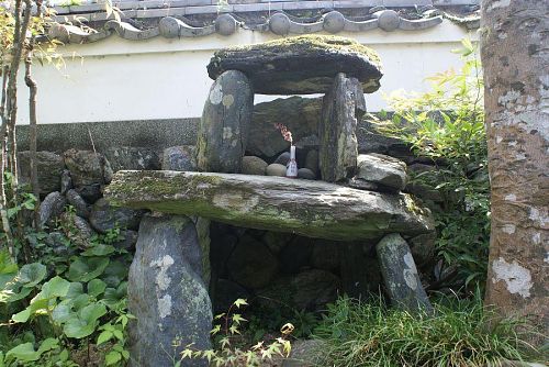 We even found one in that Nationally Designated Important Cultural Property, the Aihara's home garden.