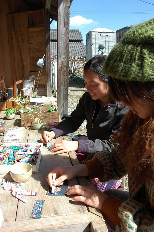 Some local young women drawing on sandpaper at Mutsumi’s table