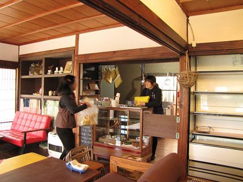 Who’s this? It’s the woman who runs Matsuba-an. Her shop is closed on Tuesdays, and she managed to make it in to be their first customer!