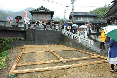 Everyone out in the rain to see Horie Yuki’s project