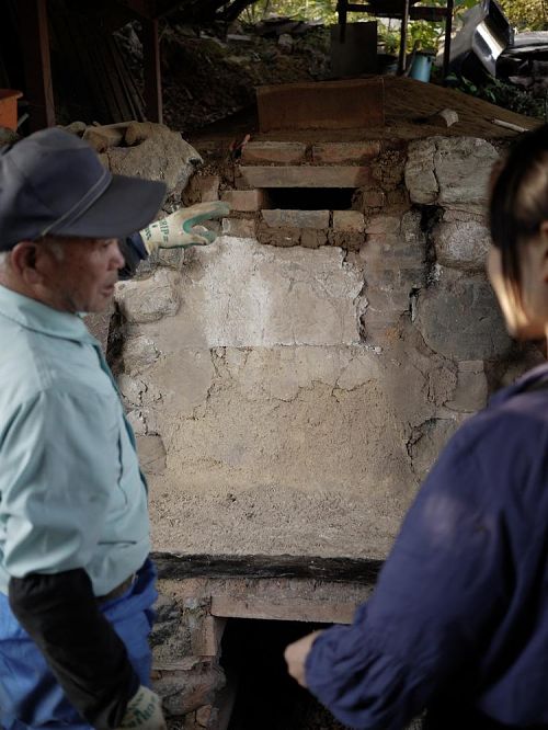 Higashitani san explains the process behind the kiln