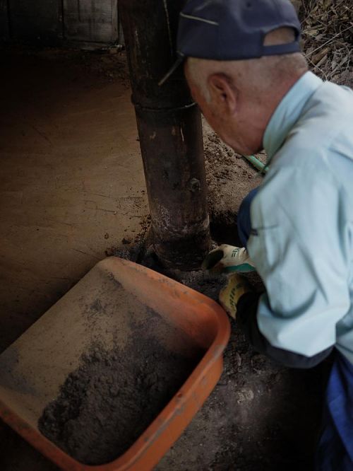 The chimney is sealed with wood ash to prevent air leaks, then another layer of clay-soil.