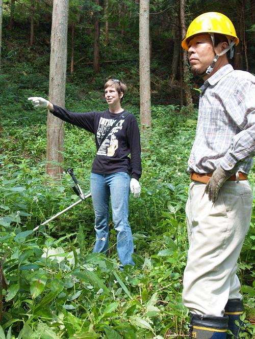 米から川に　Rice becomes a river　地元サポーター・森さんと共に、制作準備