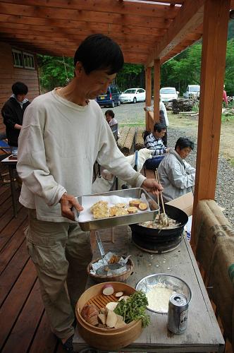 チャンさんが七輪でできた手作りコンロで天ぷらを揚げる