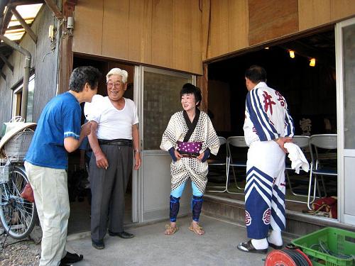 幸ちゃんに激励に訪れる人々。だんだん緊張感も高まってきています。