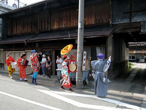 「おおっ、ここじゃ！ここじゃ！皆の衆、ここが劇場寄井座じゃ！」