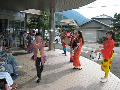 「寄井座」で、「特別養護老人ホーム」で、どこでも踊れまっせえ！ここでは阿波踊り風に。