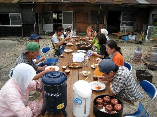 もくもくと昼ごはんを食べるみなさん。よっぽどおいしいんでしょう。