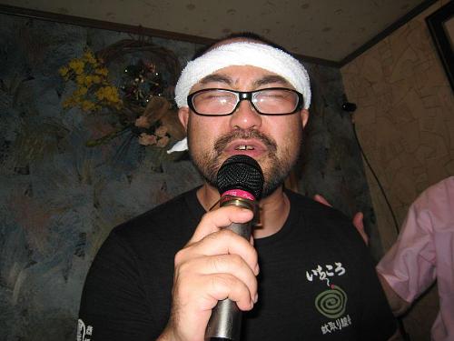 ｢小平の熊｣・・・ではありません。油絵の吉澤和芳さん（2003年作家）。どんな歌を歌っても情感たっぷり。抜群の歌唱力！（会場から）歌手に転向したほうがとの声・・・（笑）。Ｔ-シャツまで焼酎に染まって・・・と思ったら、蚊取り線香でした。