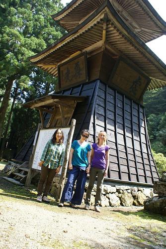 境内に入って目に付くのは常夜燈