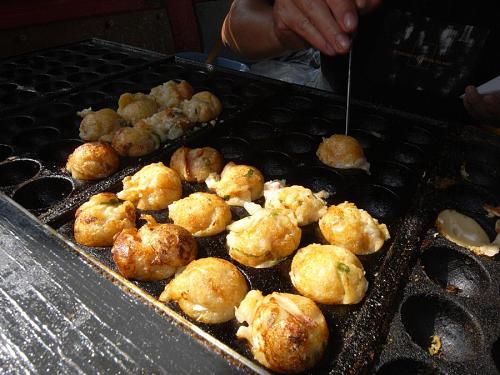 たこビンさんのタコ焼き。秘伝の豚骨出汁が決め手。10個入りひとパック350円。ソースをかけずに練り辛子だけでいただく『白焼き』がお奨め。