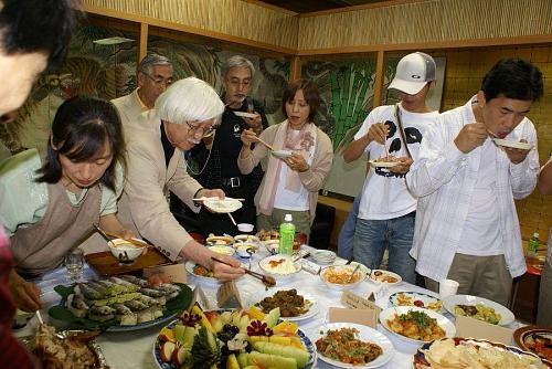 タコビンさん、鳴門教育大学の院生、早渕君、通訳のクレアさんも大活躍