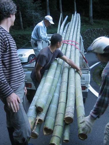 多分軽トラの倍の長さの竹をみっちり積みます