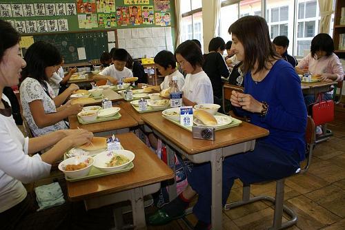 五年生の教室で給食タイム。