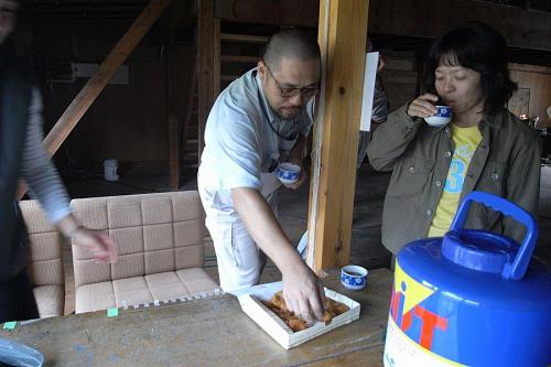 安岐さんの力仕事を手伝ったあと、河野定子さんの手作りコロッケと温かいお茶を寄井座でいただいた。