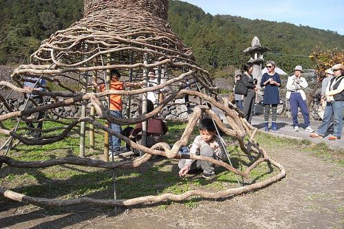 カリンさんの作品「Ｍｏｏｎ　Ｄｏｍｅ」で子供たちが遊ぶ。