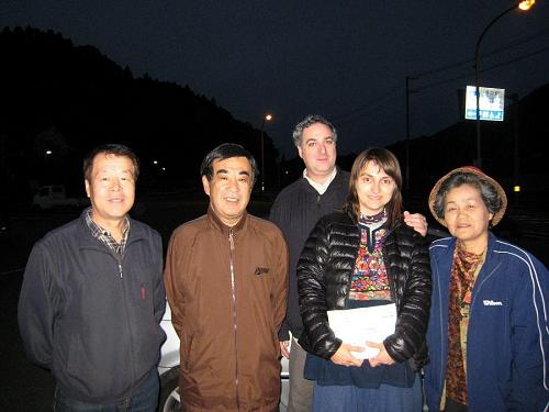 森さん、岩丸さんと国子さん（はお土産を持って！いつものことですが、よく気がお付きです。）この日は私が運転手。　2008年10月10日06:17＠道の駅