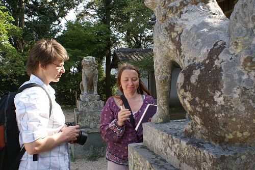 小さな神社に立ち寄りました。狛犬に非常に興味をもったようです。