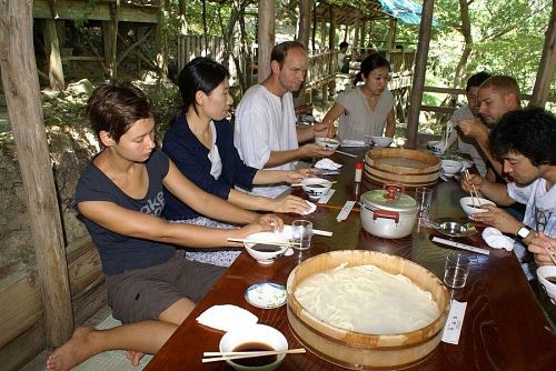 昼食は御所の名物たらいうどん。