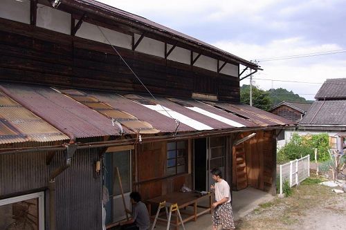 飛び去った穴だらけの屋根、掃除は欠かしませんがそれでも・・・