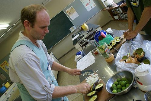 アメリカの作家キャメロンさんはレシピを見ながら奮闘・・・