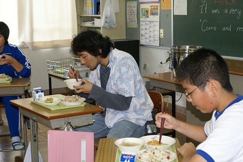 水谷さん久しぶりの学校給食です。
