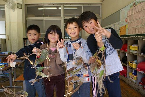 子どもたちのこの作品キャメロンさんの作品とコラボします。