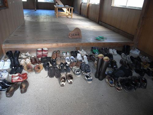 靴を数えれば分かる！こんなに人が水谷さんの作品を見に寄井座に入りました。